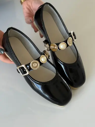 Ballerines Vernies Chic – Ceinture avec Boucle Ornée de Perles
